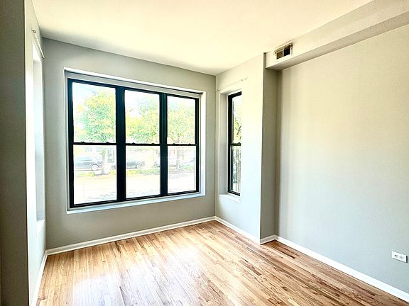 3rd image of 532 N Ashland Ave #1