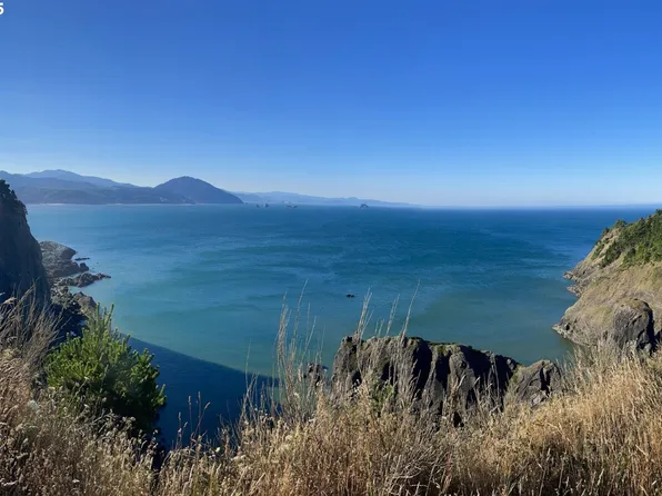 805 King St, Pt Orford, OR 97465