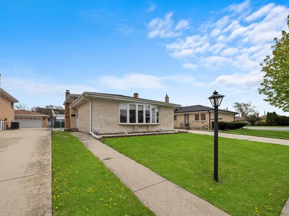 8807 N Ozanam Ave, Niles, IL 60714