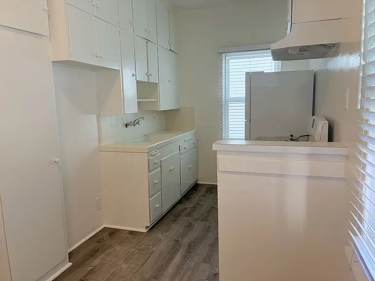 215 W Lomita Ave — Photo 7