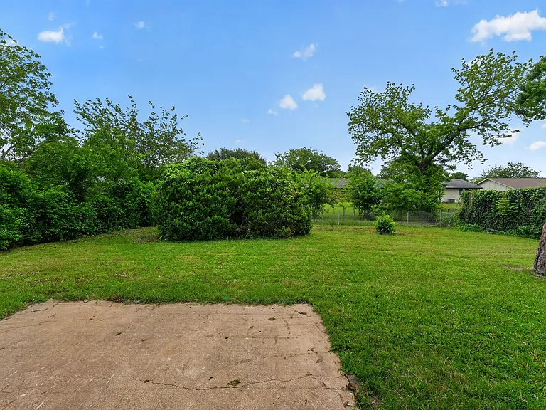 302 Independence Dr — Photo 29