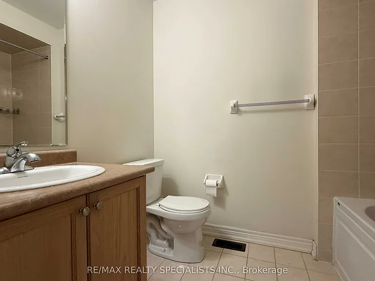 3273 Stoney Cres — Photo 27