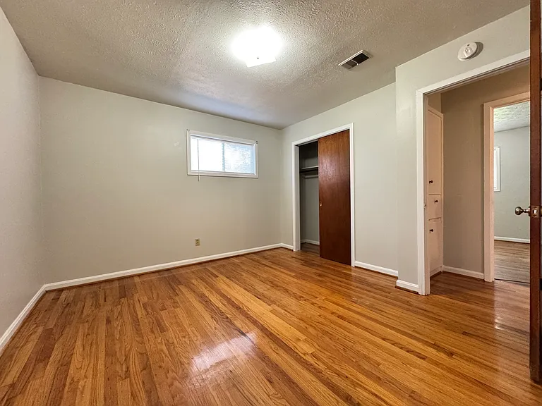Main Bedroom - 10'5"x11'8"