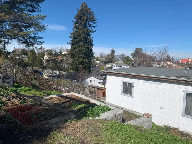 753 Manor Rd #B — Photo 9