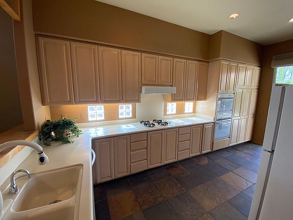 5th image of 550 Desert Holly Dr
