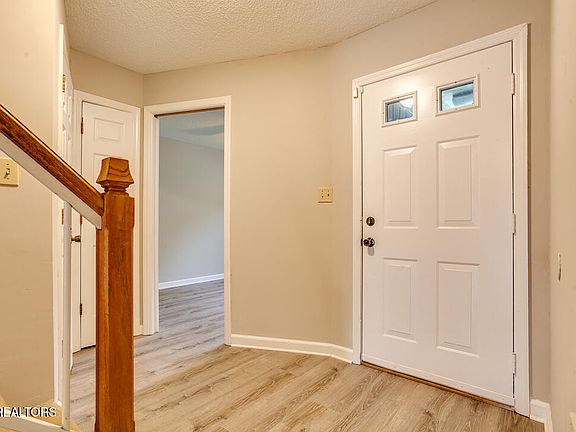 3rd image of 462 Amanda Cir