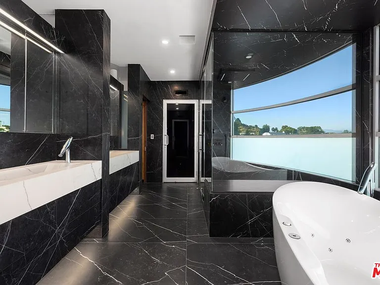 2260 Sunset Plaza Dr — Photo 19