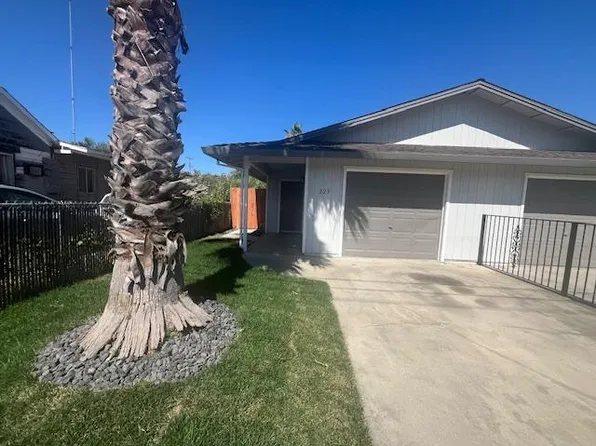 223 Grove Ave, Oakdale, CA 95361