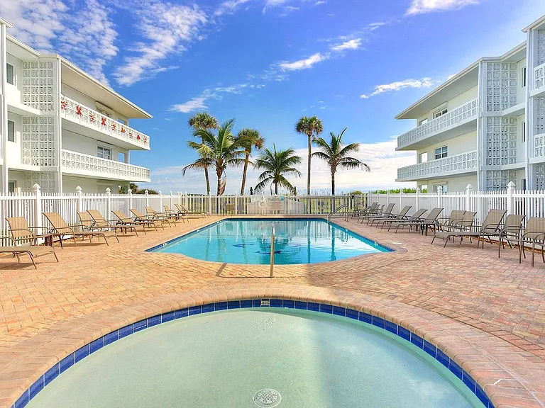 Residence pool and whirpool