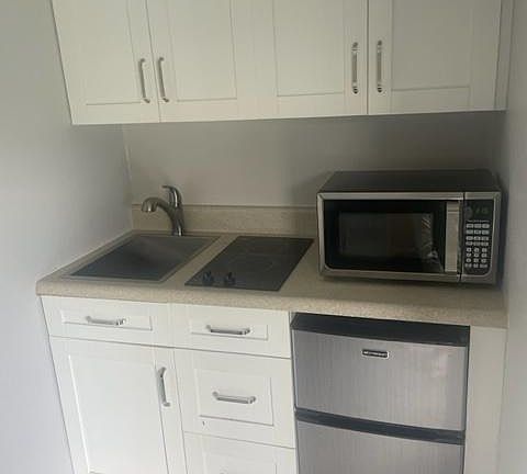 2nd image of 1041 NE 35th St Unit 3