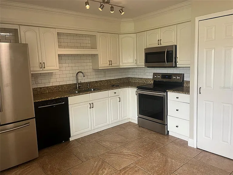 3101 Village Ln — Photo 18