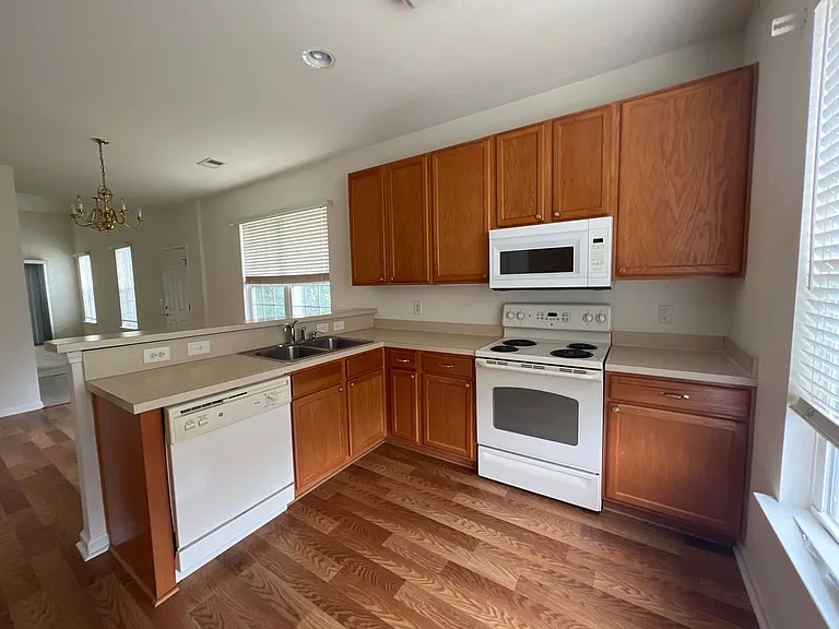 281 Connemara Dr #E — Photo 5