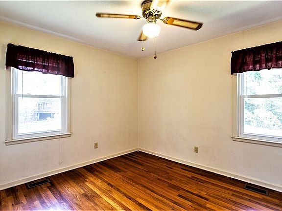 4th image of 106 Sanders Dr