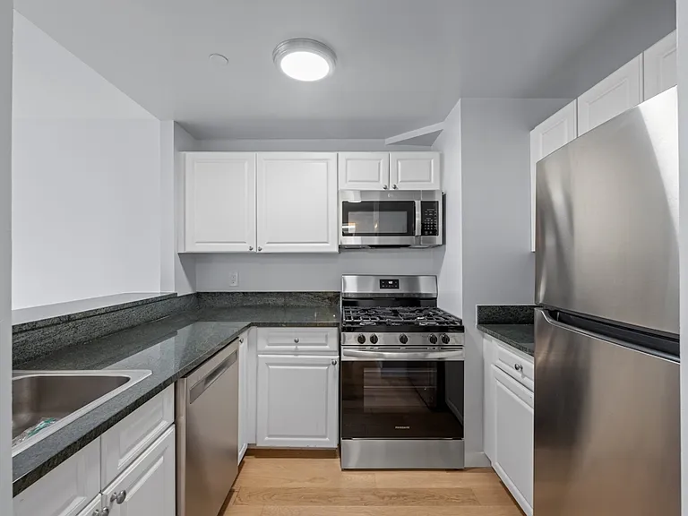 520 W 48th St #6D — Photo 8