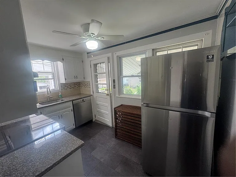 111 E Elm St — Photo 18