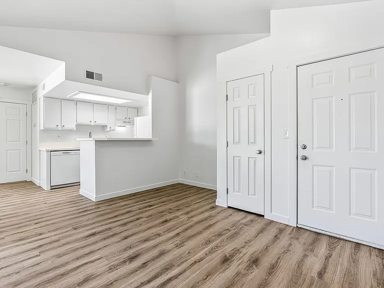 Hilton Street Apartments — Photo 35