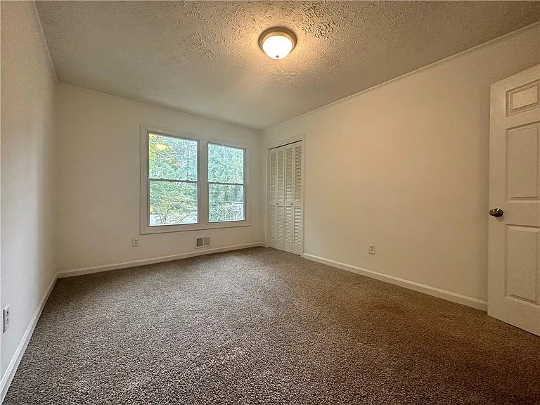 1231 Woodleigh Rd SW — Photo 15