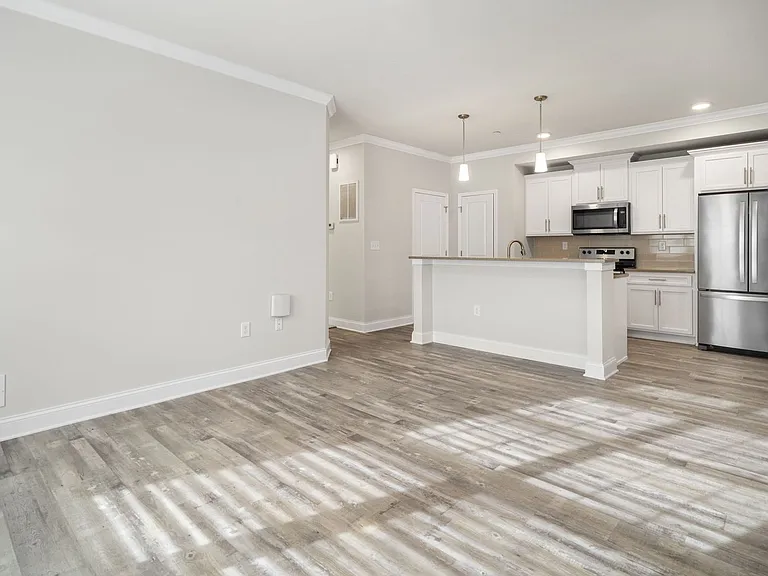 708 Creek Ln — Photo 2