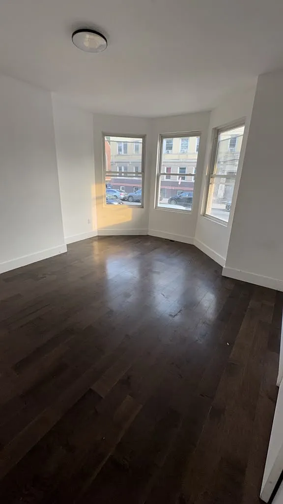 4 bed, $2,700 — Photo 1