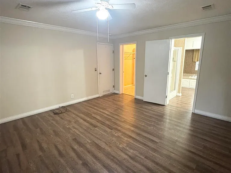 1002 Mills Ave — Photo 12