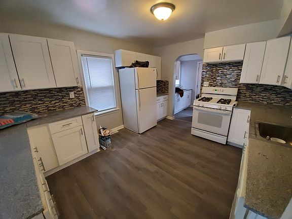 3rd image of 87 W Mapledale Ave