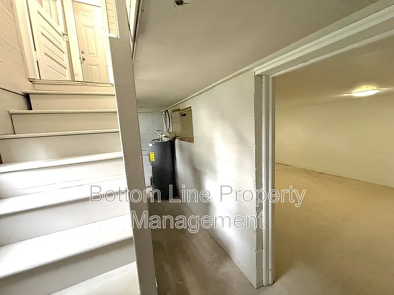 1429 W Horah St — Photo 11