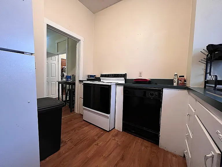3 bed, 1200 sqft, $1,650 — Photo 2