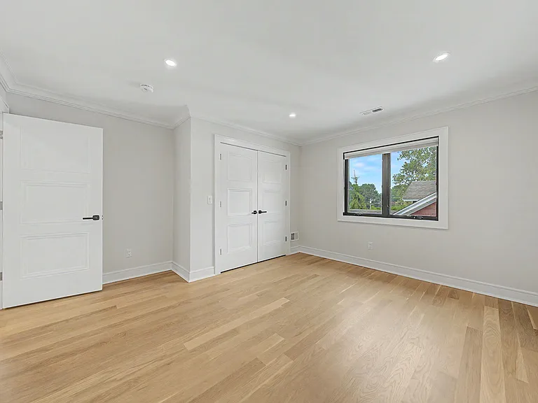 67 Westervelt Pl — Photo 10