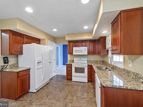 4th image of 452 Doe Meadow Dr