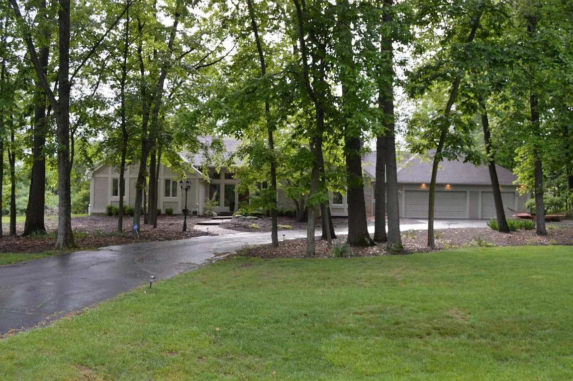 445 Retreat Ln W photo 1