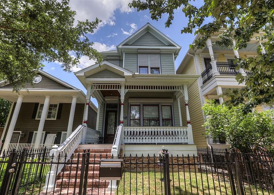 Welcome to 615 E. 8 1/2 Street in Houston Heights. This quiet street is just two blocks long. Close to restaurants and shops on Studewood and E. 11th Street. Walk over to the two parks on Heights Blvd. Walk the trail on Heights Blvd. and look at the 