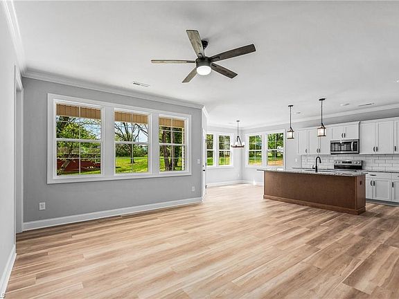 5th image of 105 Hickory St