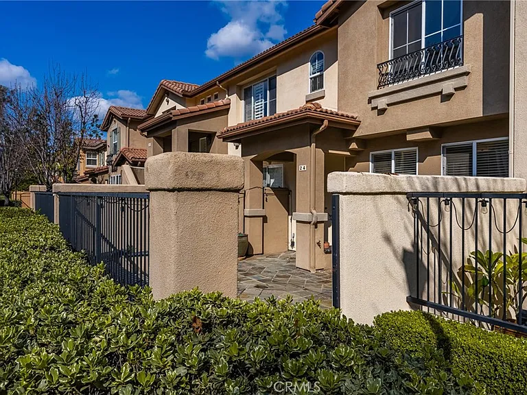 24 Crestline #103 — Photo 3