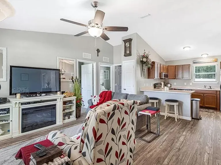 433 Spring Ln — Photo 8