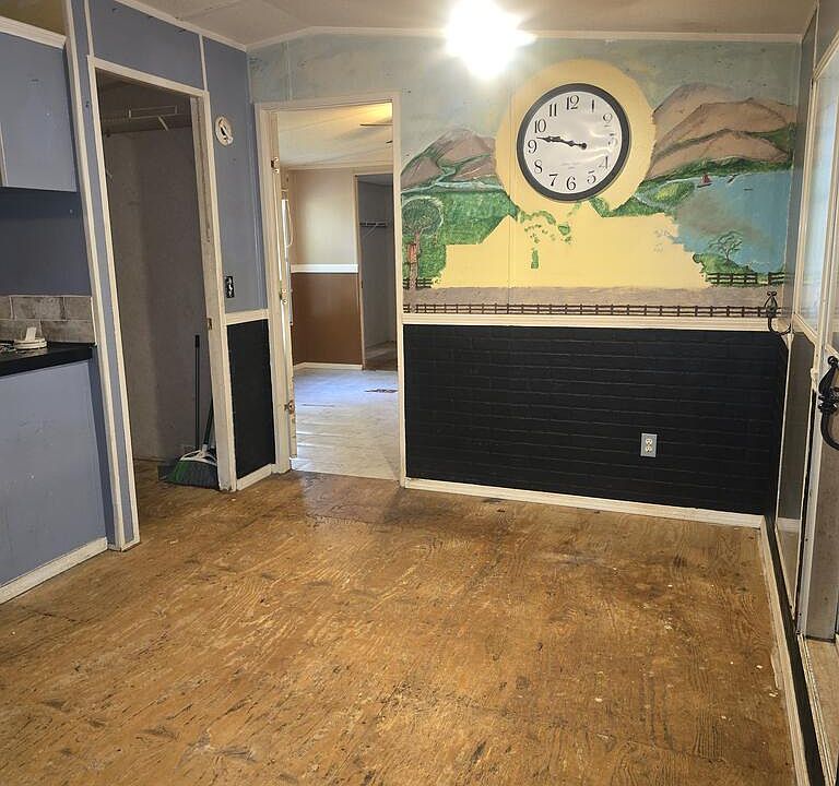 7th image of 6114 Elliott Dr