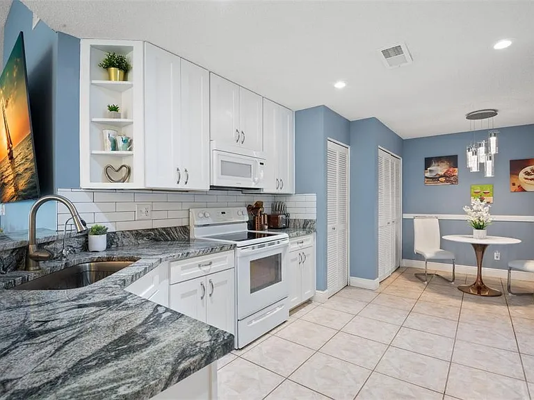 713 Manchester Woods Dr — Photo 16
