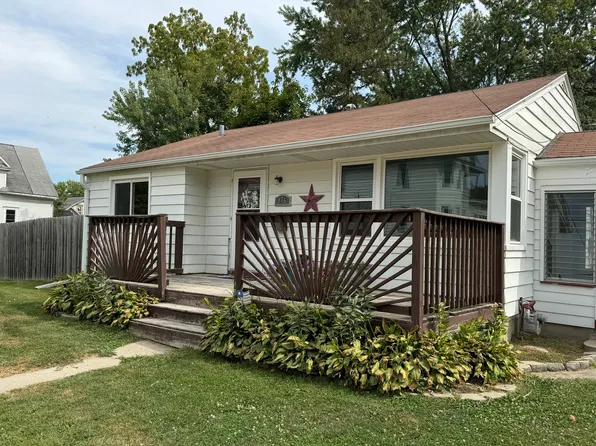 825 S Kenwood Ave, Freeport, IL 61032
