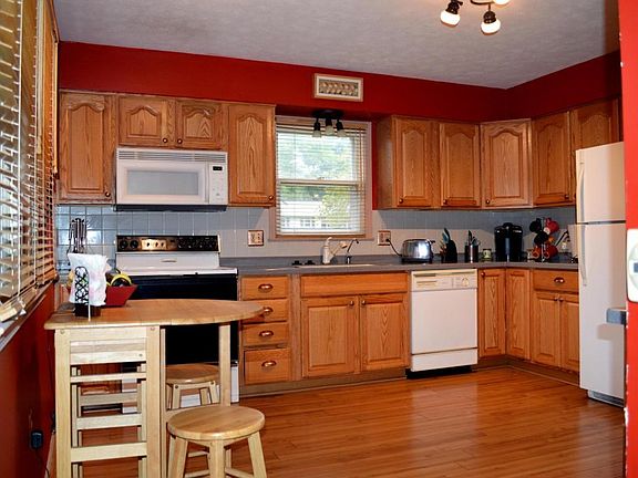 3rd image of 1175 Hillbrook Dr NE