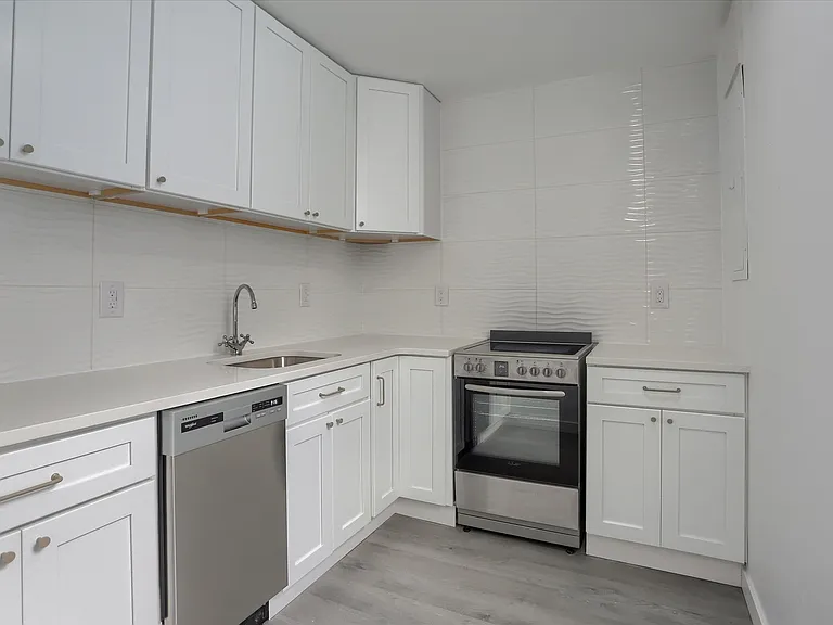 754 N Railroad St — Photo 4