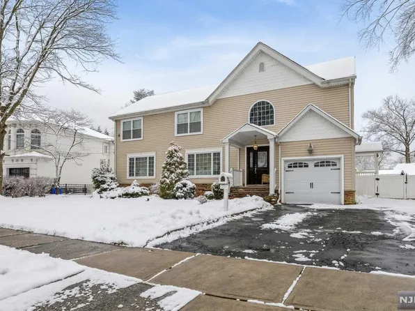 310 Lacey Dr, New Milford, NJ 07646