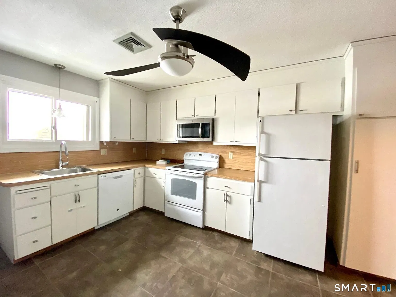 2 bed, 1.5 bath, 1158 sqft, $2,100 — Photo 3