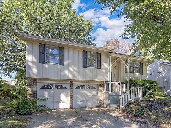 2nd image of 604 NE Mimosa Dr