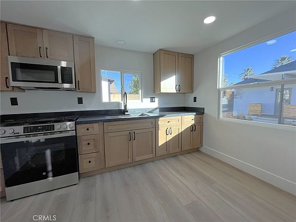 4th image of 517 1/2 Wildrose Ave