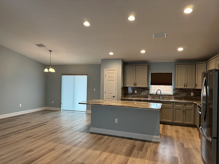 4423 NE 8th Pl — Photo 36