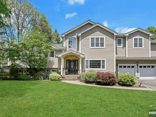 711 Pine Lake Dr, Washington Township, NJ 07676