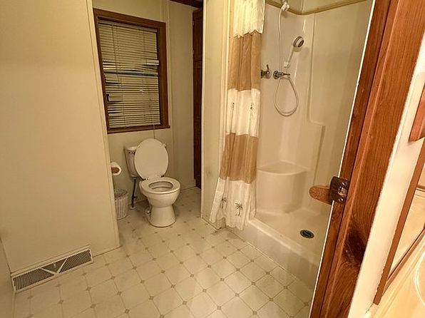 142 Oaktree Ln, Hiram, OH 44234