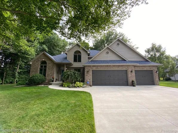 7045 Woods West Dr, Flushing, MI 48433