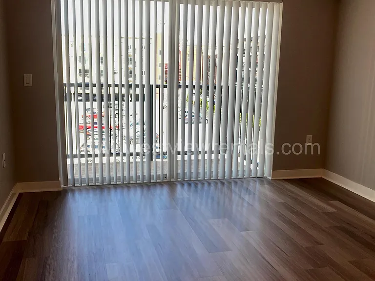 203 E Laurel St — Photo 143