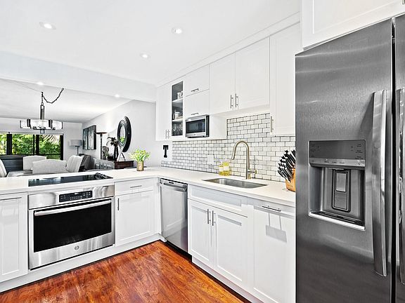 3rd image of 429 Lakeview Drive #202