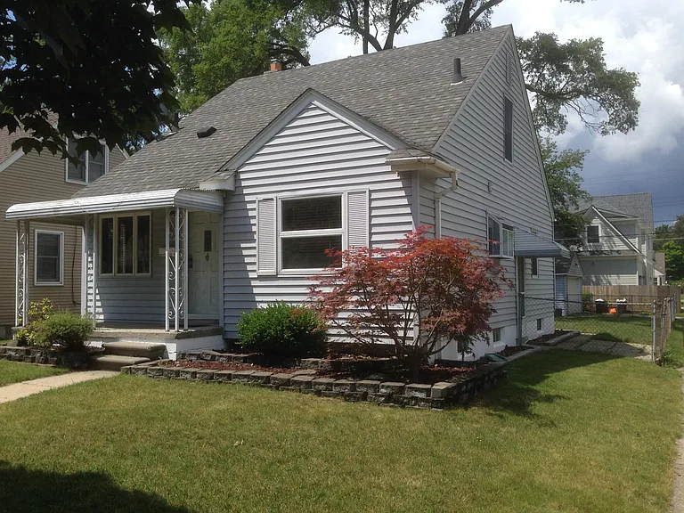 729 N Vermont Ave — Photo 1